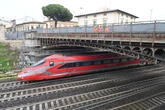 pochi secondi faDal 5 al 10 e dal 26 al 30 luglio ci saranno disagi per la circolazione dei treni a Firenze, per la sostituzione di un cavalcavia
