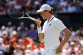 5 minuti faJannik Sinner ha vinto al quinto set al primo turno di WimbledonNon giocava da un mese e contro il serbo Miomir Kecmanovic è andata per le lunghe