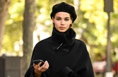 1 minuto faQuesta è una vera modellaMa potreste aver visto anche la sua versione fatta con l'intelligenza artificiale: nel settore della moda è sempre più frequente