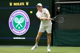 5 minuti faIl ritorno in campo di Jannik SinnerUn mese dopo l'inattesa sconfitta al Roland Garros, oggi esordisce a Wimbledon per difendere il titolo vinto lo scorso anno