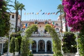 1 minuto faDentro al “castello delle cerimonie”L'hotel napoletano celebre per i matrimoni sfarzosi e kitsch è stato chiuso per abusivismo dopo 40 anni di attività, e il Post lo ha visitato