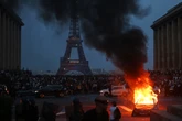 1 minuto faLe foto e i video dei disordini in Francia dopo la vittoria del PSGSi sono concentrati a Parigi, dove ci sono stati ripetuti scontri con la polizia e saccheggi ad alcuni negozi