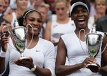 2 minuti faLe sorelle Williams a Wimbledon, di nuovoÈ un torneo che hanno vinto molte volte, da sole e in coppia, e stanno per tornarci giocando in doppio, nonostante i 90 anni in due