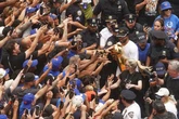 3 minuti faA New York stanno ancora festeggiando i KnicksMigliaia di persone hanno preso parte alla parata celebrativa per la storica vittoria della squadra in NBA