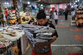 2 minuti faI cinesi spendono poco, ed è un problema anche nostroI consumi sono in calo e non riescono ad assorbire la produzione industriale, che indovinate dove va a finire?