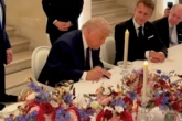 3 minuti faStati Uniti e Iran hanno firmato una copia dell’accordoTrump lo ha fatto in diretta da Versailles: i leader dei due paesi si incontreranno venerdì per l'ufficializzazione