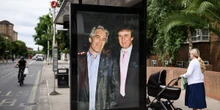 pochi secondi faCosa si sa dei rapporti tra Donald Trump e Jeffrey EpsteinFrequentarono per anni gli stessi giri, come altre persone famose e influenti, molto prima dell’arresto e della morte del finanziere