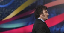 2 minuti faMa quindi come sta andando Milei in Argentina?Ha ottenuto alcuni importanti successi e ha abbassato l'inflazione, ma con costi sociali molto alti e ora le cose sembrano un po' inceppate