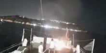 5 minuti faTutto lascia pensare che per colpire le barche della Flotilla siano stati usati due piccoli droniPartiti dalla costa tunisina e armati di ordigni incendiari semiartigianali: è quello che suggeriscono video, foto e testimonianze