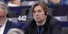 2 minuti faÈ stata revocata l’immunità parlamentare di un importante deputato di AfD accusato di corruzione, e sono stati perquisiti i suoi uffici