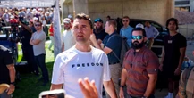 2 minuti faCosa si sa dell’assassinio di Charlie KirkLe ricerche della persona che ha ucciso il famoso attivista della destra statunitense durante un dibattito pubblico sono ancora in corso