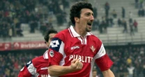 5 minuti fa20 gol a stagione fumando 20 sigarette al giornoLi faceva Dario Hübner, massimo rappresentante dei “bomber di provincia” raccontati nel nuovo libro di Emanuele Atturo
