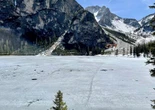 4 minuti faCinque persone sono state salvate dopo essere cadute nel lago di Braies mentre camminavano sul ghiaccio che lo ricopriva