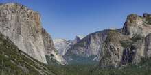 Le proteste al parco Yosemite contro i tagli alla spesa di TrumpI dipendenti hanno appeso una bandiera al contrario su una parete della montagna El Capitan, per le nuove misure che rischiano di lasciarli molto a corto di personale