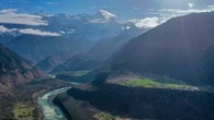 1 minuto faLa Cina ha iniziato a costruire la più grande centrale idroelettrica del mondoIn Tibet: è un progetto molto ambizioso che preoccupa il governo indiano