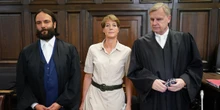 1 minuto faIl processo contro un’ereditiera tedesca accusata di aver fatto rapire i propri figliÈ in corso ad Amburgo, ed è seguitissimo per la fama della famiglia, la violenza dell'accaduto e le persone coinvolte