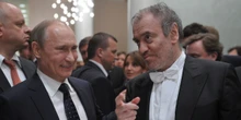 2 minuti faLa Reggia di Caserta ha infine annullato il concerto di Valery GergievAveva suscitato molte proteste anche fuori dall'Italia, a causa della vicinanza a Vladimir Putin del direttore d'orchestra russo