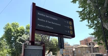 Questi nuovi cartelli turistici di Roma non stanno piacendoSono ingombranti, spesso stonano col contesto circostante e soprattutto alcuni hanno errori vistosi