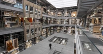 A Londra ha aperto un museo diversoÈ il deposito del Victoria and Albert Museum, un enorme spazio che espone le migliaia e migliaia di opere che di solito rimangono nascoste
