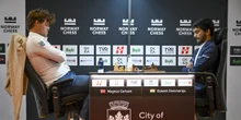 Una sconfitta che ha fatto arrabbiare il migliore scacchista al mondoMagnus Carlsen ha persino fatto una cosa molto rara per uno come lui: ha sbattuto un pugno sul tavolo