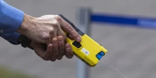 A Pescara è stata aperta un’indagine sulla morte di un uomo che era stato colpito con un taser dalla polizia