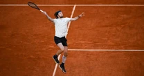 Sette colpi per capire il tennis imprevedibile di Alexander BublikServizi dal basso, smash tirati con l'impugnatura della racchetta e altre cose matte fatte dal prossimo avversario di Jannik Sinner al Roland Garros