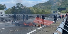 2 minuti faÈ in corso una violenta protesta nei cantieri dell’alta velocità in Val di Susa Centinaia di manifestanti no TAV hanno bloccato un tratto dell'autostrada, danneggiato e dato fuoco a pezzi dei cantieri