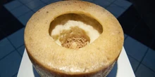 La prelibatezza nostrana del formaggio con le larveIn teoria il “casu marzu” non si potrebbe vendere, in pratica procurarselo non è poi così difficile, specialmente in Sardegna