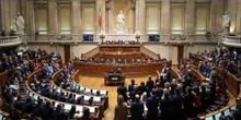 pochi secondi faIl parlamento portoghese ha approvato una legge che vieta di indossare il burqa nella maggior parte dei luoghi pubblici