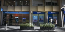 5 minuti faLa grande banca spagnola BBVA non è riuscita a comprare Sabadell, di nuovoPer la seconda volta la banca catalana è riuscita a rimanere indipendente, grazie all’appoggio della politica e a una campagna pubblicitaria ostile