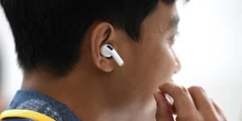 2 minuti faCon la traduzione istantanea ci perderemmo delle cose importantiLa nuova funzione degli AirPods, per quanto comoda, esclude approcci umani e interazioni fondamentali per capirsi davvero