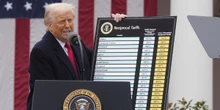 Vi ricordate quella volta di Trump con l’enorme tabella sui dazi?Dopo i disastri in borsa, la Casa Bianca rinviò tutto e promise 90 accordi in 90 giorni: ne è arrivato solo uno, ora ci risiamo