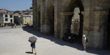 16 dipartimenti della Francia sono in allerta rossa per via del grande caldo: sono state chiuse 1.900 scuole e parte della Tour Eiffel