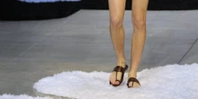 Prada è stata accusata di aver copiato i tipici sandali indianiQuelli visti nella sua ultima sfilata sono molto simili ai chappal prodotti nell'ovest dell'India, dove è nato un caso