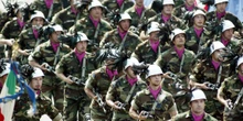Vent’anni fa in Italia finì il servizio militare obbligatorioCon l'ultimo atto di un percorso iniziato qualche anno prima e che coinvolse tre governi, in uno dei quali il ministro della Difesa lo faceva Mattarella