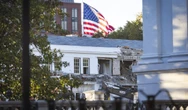 2 minuti faStanno demolendo una facciata della Casa BiancaPer costruire una grande sala da ricevimenti voluta da Trump: è il rinnovamento più grande dell'edificio da decenni