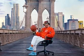 3 minuti faIl primo tifoso dei New York KnicksIl tifo è sempre stato centrale nella vita e nei film di Spike Lee, che sta già organizzando i festeggiamenti per queste finali di NBA