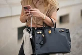 pochi secondi faLa moda degli auricolari col filoRecentemente le vendite sono molto aumentate e piacciono soprattutto ai giovani per l'effetto vintage