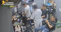 2 minuti faA Padova è stata scoperta una banca clandestinaEra ricavata dietro a un ristorante cinese, aveva telecamere di sorveglianza e pure una sorta di commercialista: 12 persone sono state arrestate