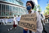 1 minuto faLo sfruttamento sistematico dei medici specializzandi negli ospedaliL'ultimo caso denunciato a Verona è simile a molti altri, con turni oltre i limiti di legge e mansioni non previste
