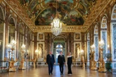 pochi secondi faLe foto di Trump e Macron a VersaillesTerminato il G7, il presidente francese ha guidato quello statunitense fra gli spettacolari corridoi dell’antico palazzo reale
