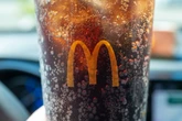 3 minuti faMcDonald’s è sempre meno legata a Coca-ColaLa storica ed esclusiva collaborazione si è indebolita negli anni, e la catena di fast food cerca bevande nuove per stare dietro alle richieste dei clienti