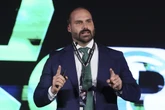 2 minuti faIn Brasile Eduardo Bolsonaro è stato condannato per aver provato a influenzare il processo contro il padre, l’ex presidente Jair Bolsonaro