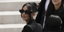 Perché si riparla della rapina a Kim Kardashian a ParigiDopo 9 anni si sta svolgendo il processo contro dieci imputati, soprannominati i “nonni rapinatori”