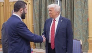 La storia incredibile di questa stretta di manoSei mesi fa Ahmed al Sharaa era un terrorista ricercato, e ora incontra Donald Trump da presidente della Siria