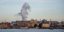 4 minuti faCosa c’entra l’ex ILVA con le dimissioni del sindaco di TarantoSono arrivate dopo una dura contestazione dei comitati ambientalisti, che chiedono una transizione energetica più veloce dell'impianto
