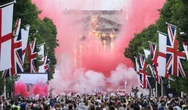 2 minuti faLe foto della parata per la vittoria dell’Inghilterra agli Europei femminili di calcioLa squadra ha attraversato la città su un autobus scoperto arrivando a Buckingham Palace: c'erano decine di migliaia di persone