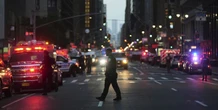 2 minuti faQuattro persone sono state uccise in un attacco armato in un grattacielo a New YorkL'aggressore, che aveva un fucile semiautomatico, si è ucciso subito dopo