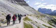 1 minuto faCome ci si prepara a un’escursione in montagnaAnche i sentieri più semplici richiedono cautele, indumenti e attrezzature adeguate, e tante persone lo scoprono tardi