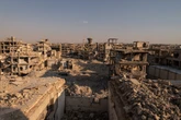 pochi secondi faIl campo palestinese di Yarmouk, undici anni dopoNel 2014 diventò virale la foto di migliaia di persone assediate dalle forze di Assad e stremate in attesa di ricevere cibo: oggi in quel posto ci sono solo rovine